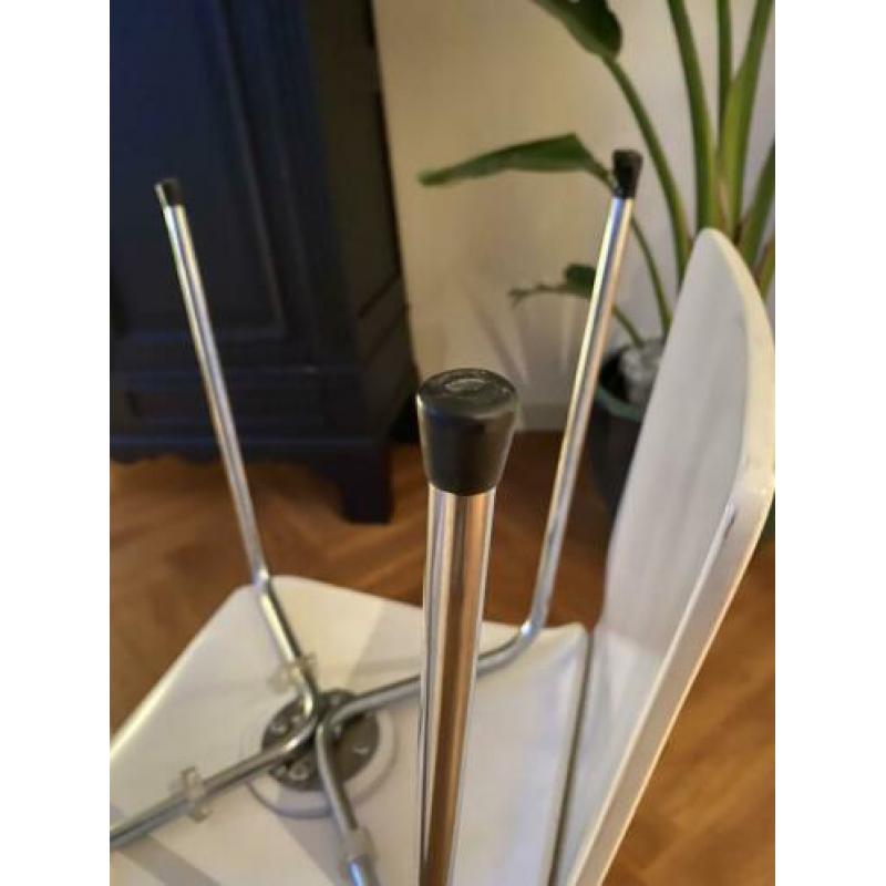 Zes nette witte houten eetkamerstoelen