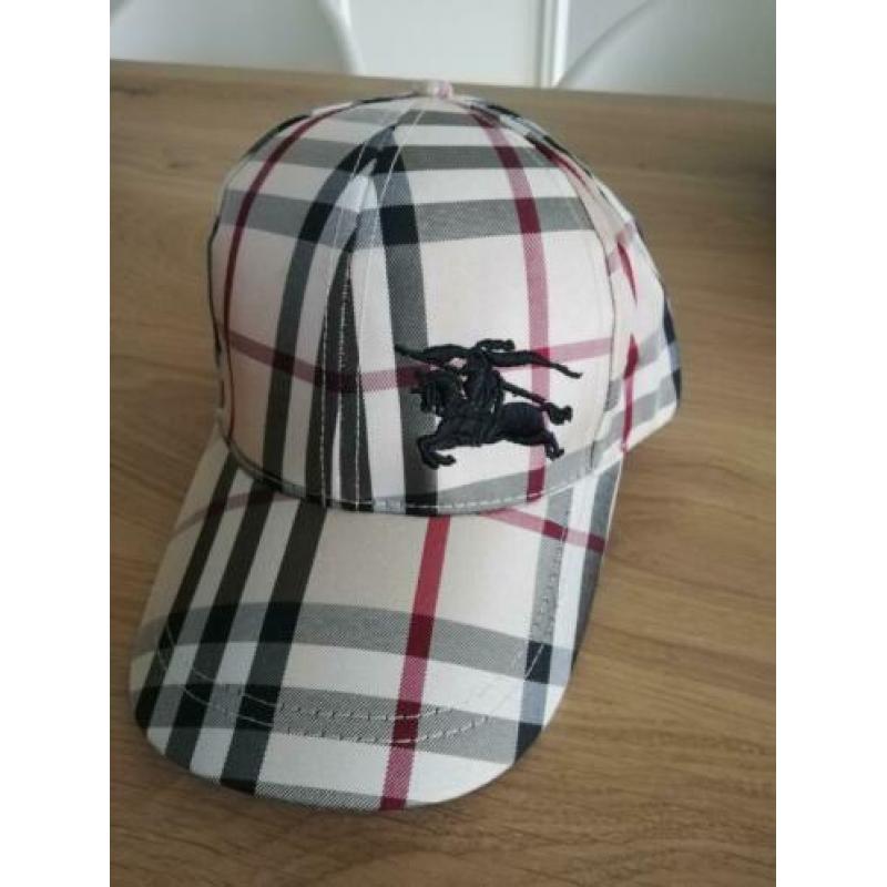 Burberry licht bruin beige pet nw ongedragen