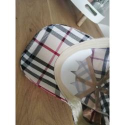 Burberry licht bruin beige pet nw ongedragen
