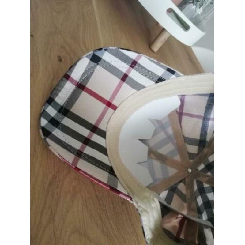 Burberry licht bruin beige pet nw ongedragen