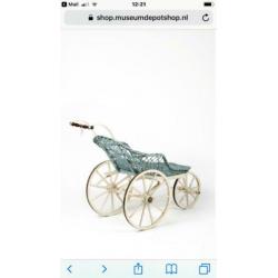 Rieten kinderwagen uit 1880