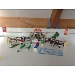 Paarden jumping voor bij de manege van playmobil nr. 5224