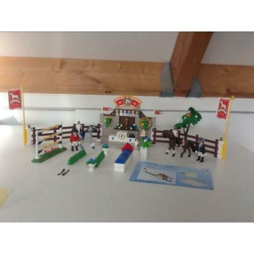 Paarden jumping voor bij de manege van playmobil nr. 5224