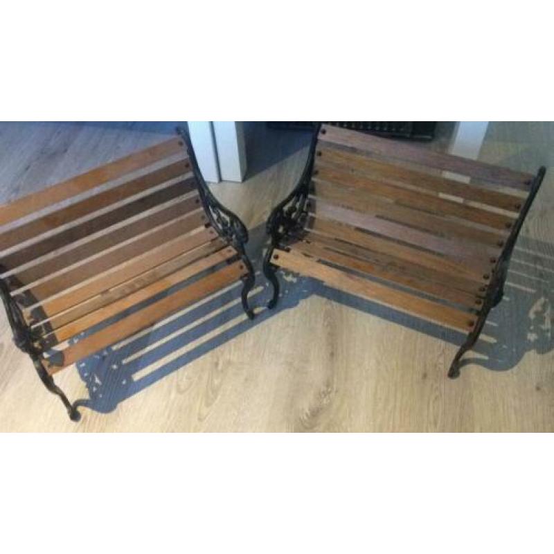 19 poppen, kinderwagen, stoeltjes, standaards, bankjes