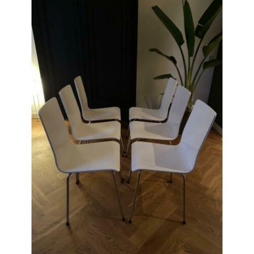 Zes nette witte houten eetkamerstoelen