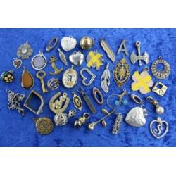 Partij vintage hangers en bedeltjes. Ketting.