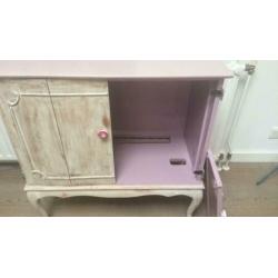 Oud kastje roze voor meisjes kamer
