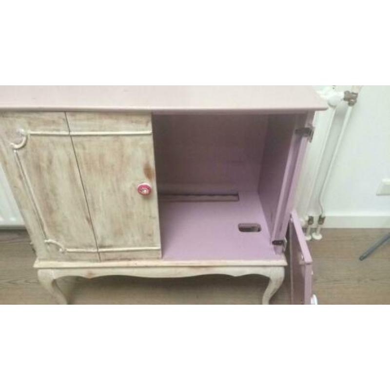 Oud kastje roze voor meisjes kamer