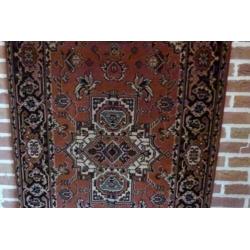vintage retro kapstok antieke met rood perzisch kleed