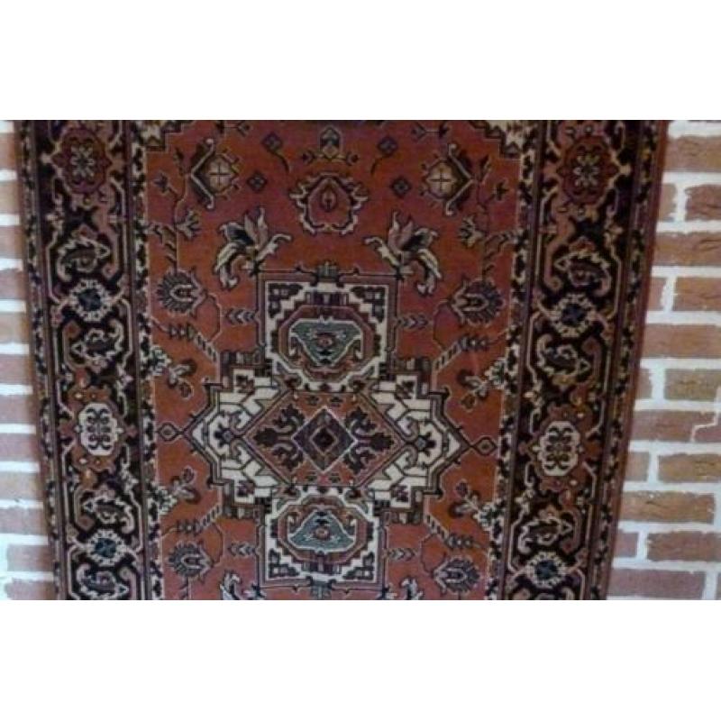 vintage retro kapstok antieke met rood perzisch kleed