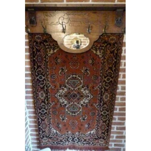 vintage retro kapstok antieke met rood perzisch kleed