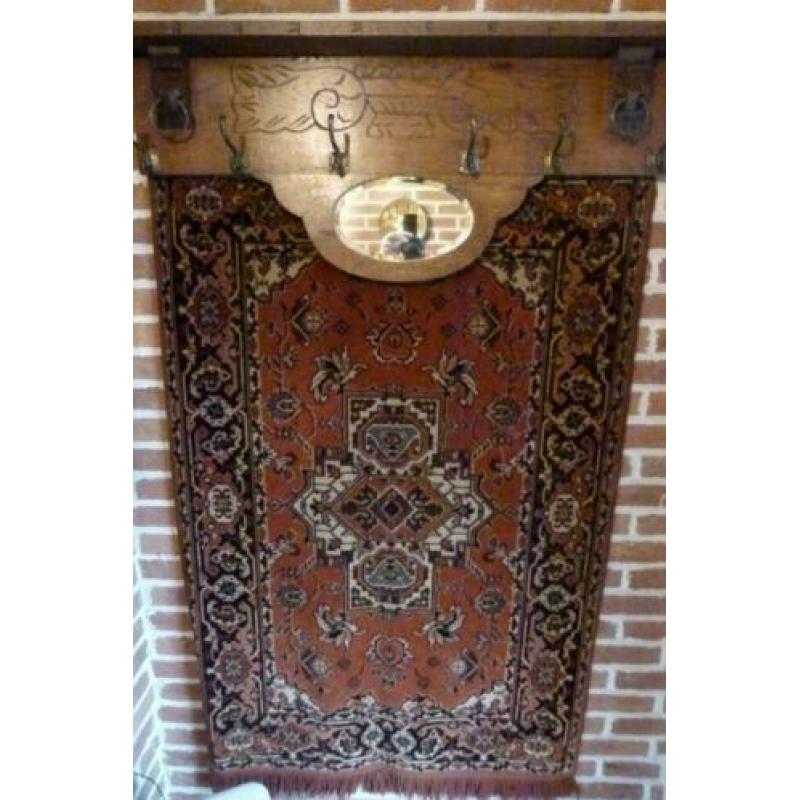 vintage retro kapstok antieke met rood perzisch kleed