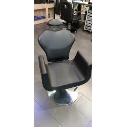 2 Kappersstoelen