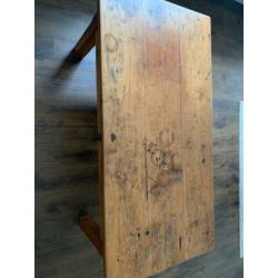 tafel voor in de woonkamer
