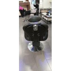 2 Kappersstoelen