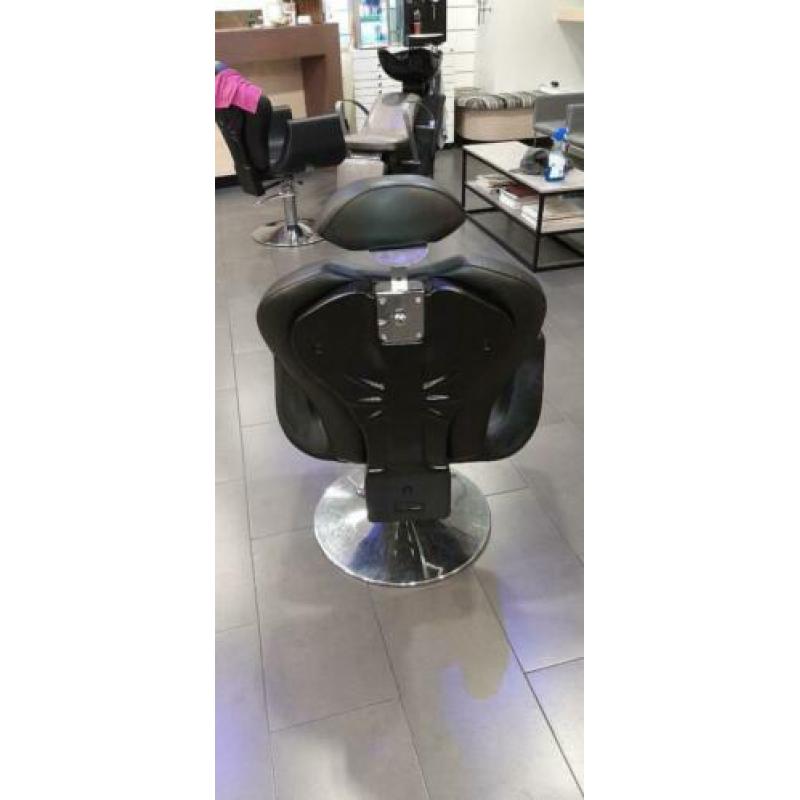 2 Kappersstoelen