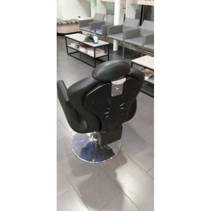 2 Kappersstoelen
