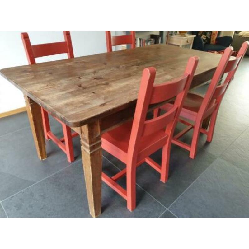 houten tafel en geschilderde eikenhouten stoelen