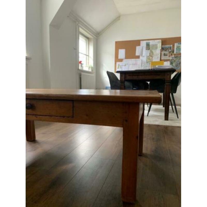 tafel voor in de woonkamer