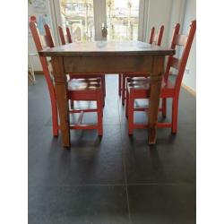 houten tafel en geschilderde eikenhouten stoelen
