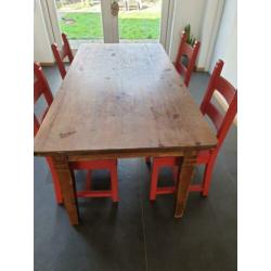 houten tafel en geschilderde eikenhouten stoelen
