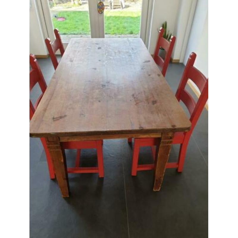 houten tafel en geschilderde eikenhouten stoelen