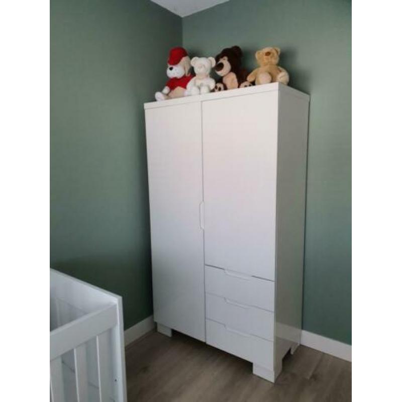 Babykamer hoogglans wit greeploos