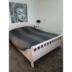Bed met nachtkastjes