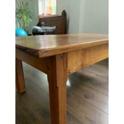 tafel voor in de woonkamer