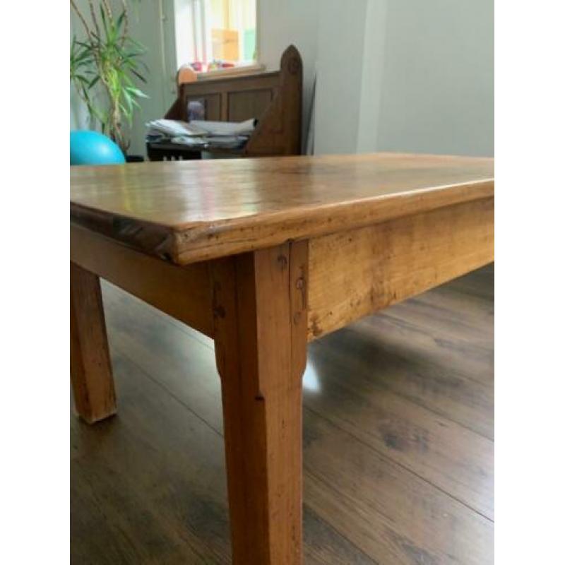 tafel voor in de woonkamer