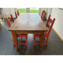 houten tafel en geschilderde eikenhouten stoelen