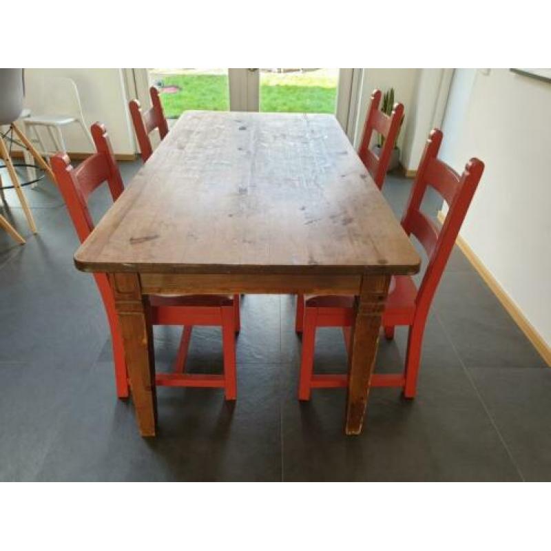houten tafel en geschilderde eikenhouten stoelen