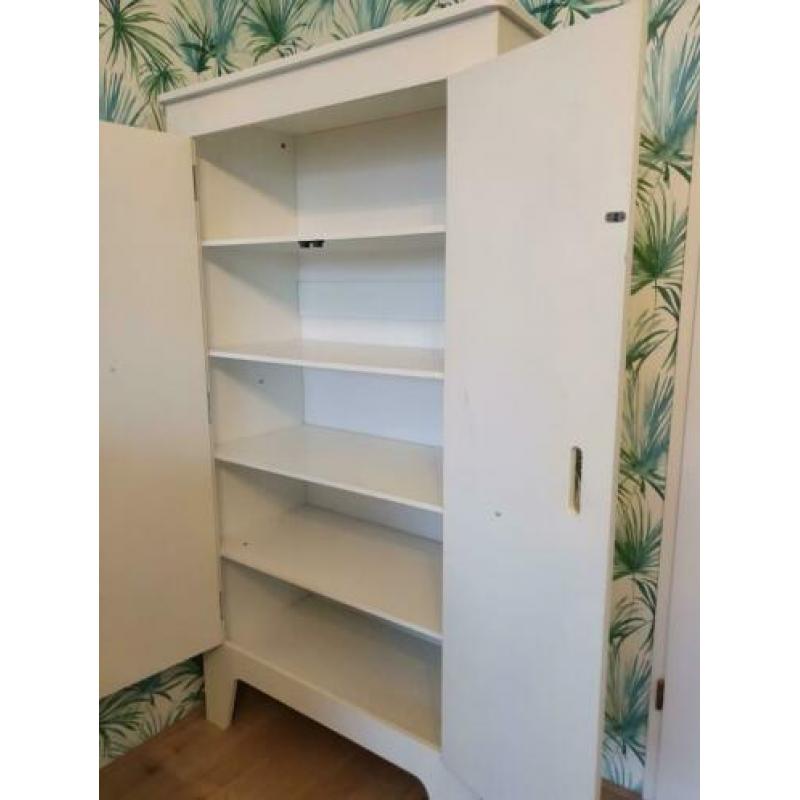 Mooie kast met legplanken
