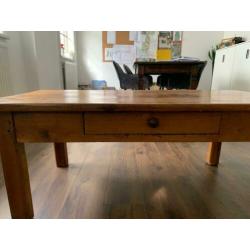 tafel voor in de woonkamer