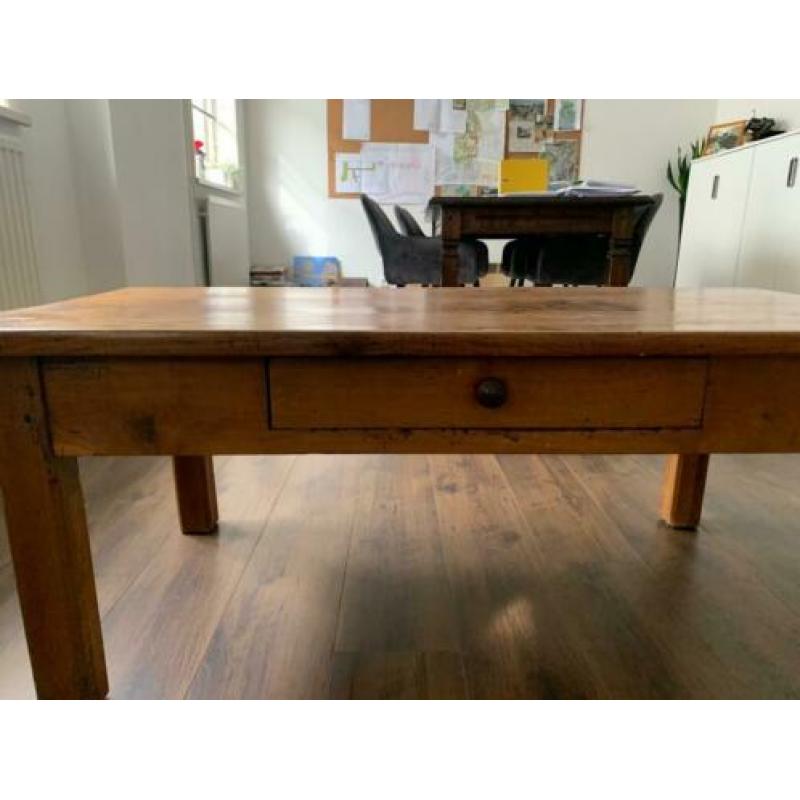 tafel voor in de woonkamer