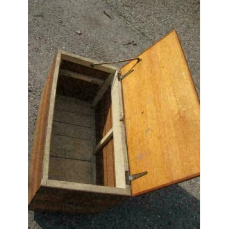 vintage houten kist op wieltjes