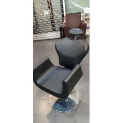 2 Kappersstoelen
