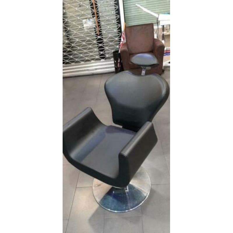 2 Kappersstoelen