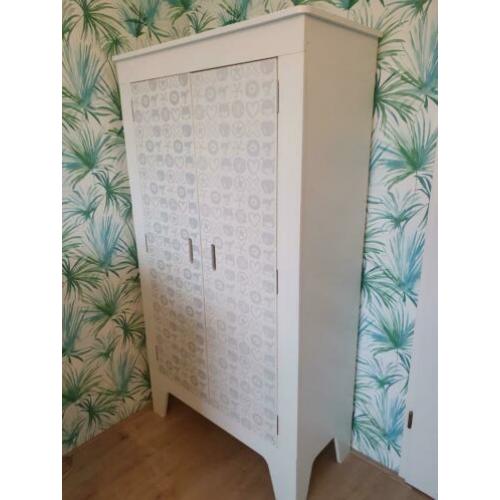 Mooie kast met legplanken