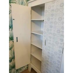 Mooie kast met legplanken