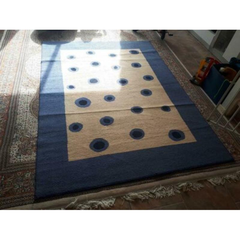 Blauw wit Tapijt met stipjes