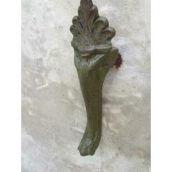 Oude verweerde gietijzeren badppoot ornament mosgroen