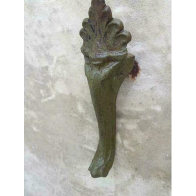 Oude verweerde gietijzeren badppoot ornament mosgroen
