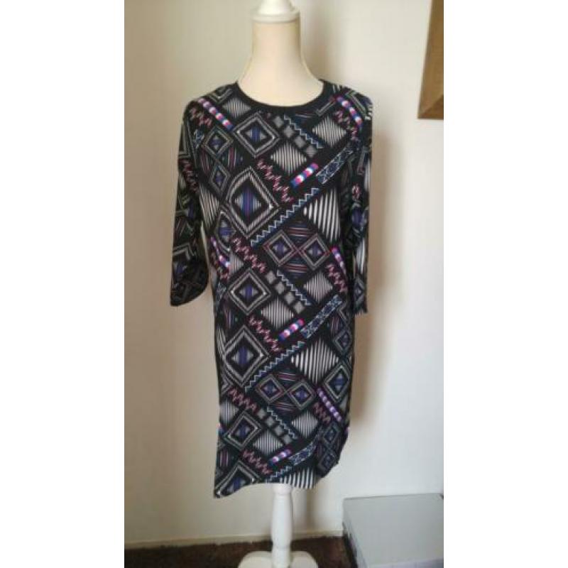 SUPER LEUKE zwarte jurk met trendy kleuren en print mt. M