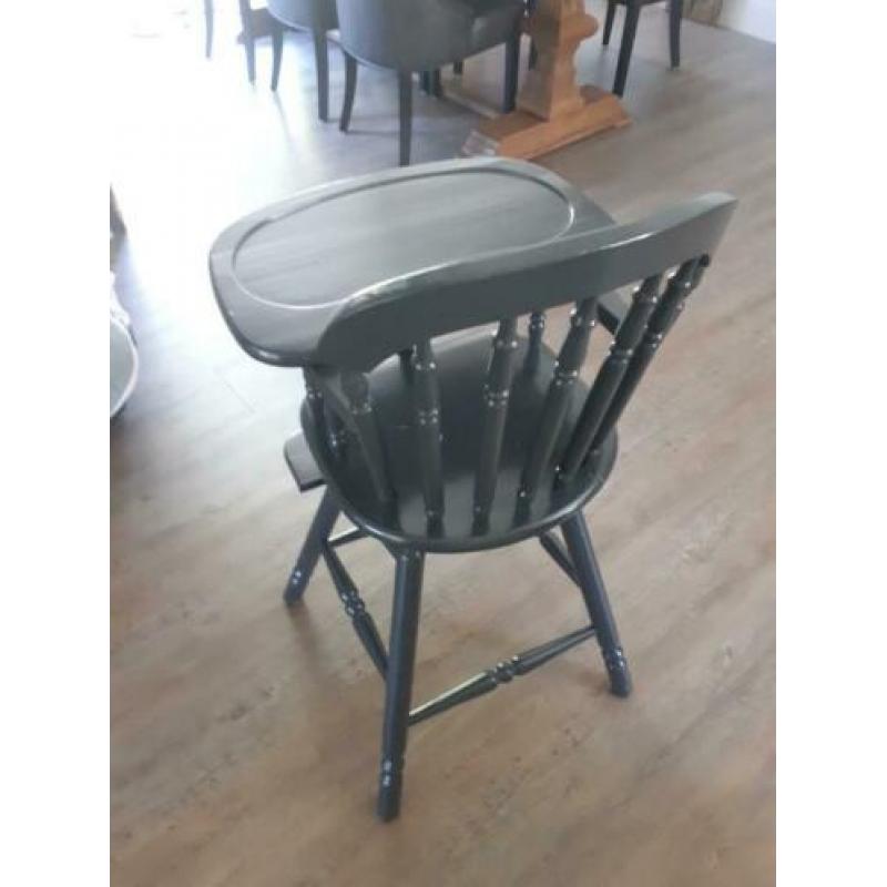 Ouderwetse grijze brocante kinderstoel