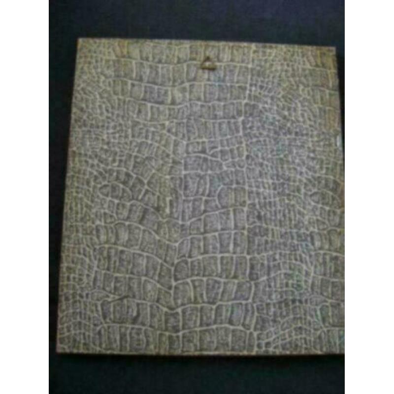 lijstje met geborduurde letter J 24 x 21 cm