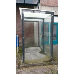 overkapping gebruikt voor rookruimte buiten