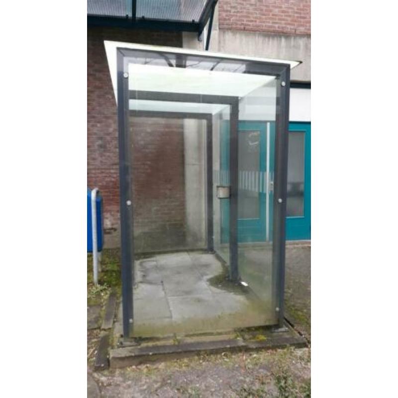 overkapping gebruikt voor rookruimte buiten