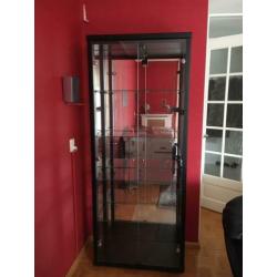 Zwarte,glas vitrine met glazen platen en spiegel-achterwand