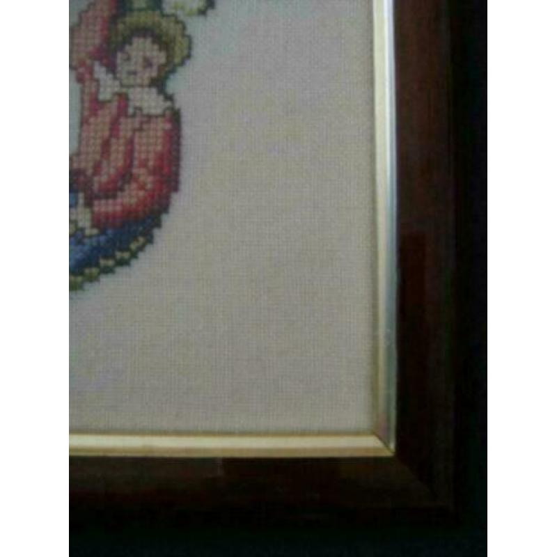 lijstje met geborduurde letter J 24 x 21 cm